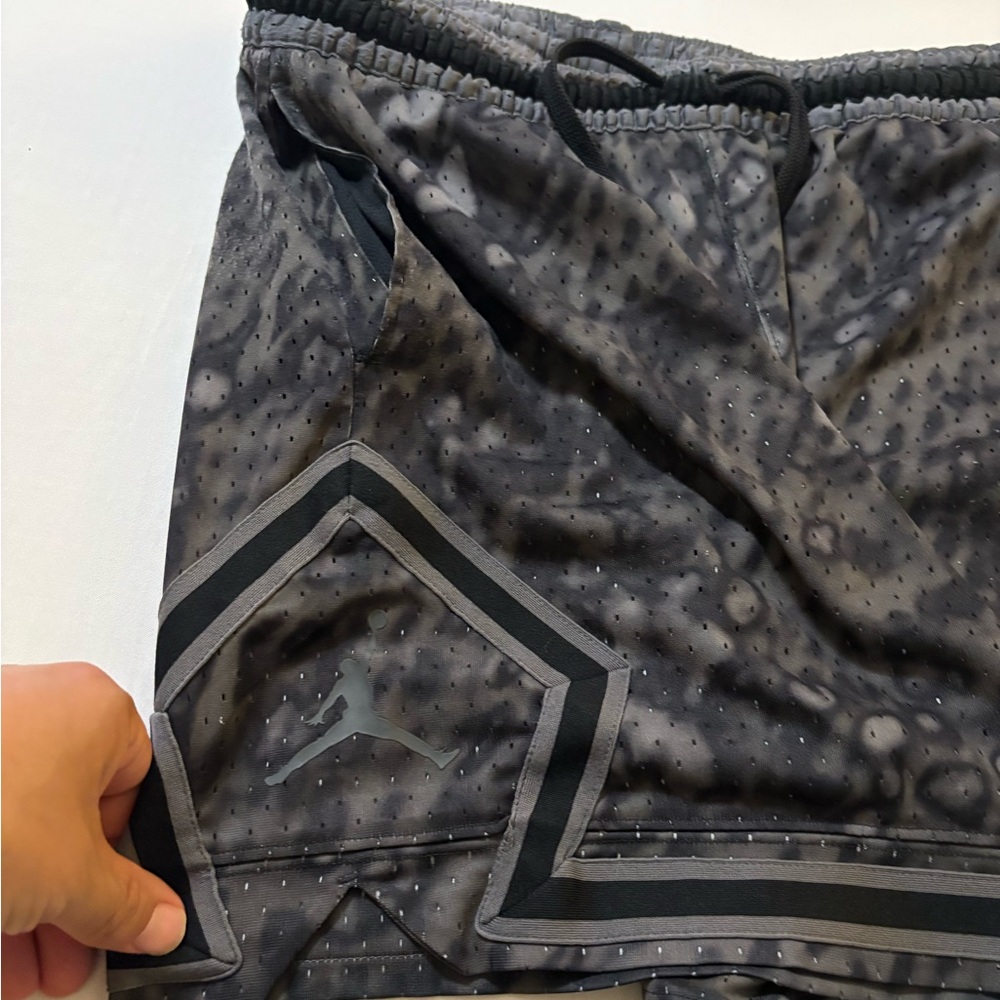 Jordan Men's extra large  Black Patterned Shorts - Picture 2 of 8